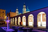 Deutschland,Bayern,München,die Torbögen des Hofgartens im italienischen Barockstil von Maximilien I. im 17. Jahrhundert und im Hintergrund die alte Theatinerkirche