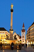 Germany, Bavaria, Munich, Marienplatz, fountain with Marian Column (Mariensäule) and the old Town Hall (Altes Rathaus)