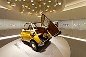 Deutschland,Bayern,München,BMW Museum,eröffnet 1973 und renoviert 2008,zeigt die Entwicklung und die Technologien der aus München stammenden Automarke,1955 BMW Isetta Bubble Car