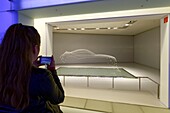 Deutschland,Bayern,München,BMW-Museum,1973 eröffnet und 2008 renoviert,zeigt die Entwicklung und die Technologien der aus München stammenden Automarke,Skulptur eines hüpfenden Balls