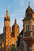 Polen,Woiwodschaft Kleinpolen,Krakau,Bezirk Stare Miasto,Weltkulturerbe,Altstadt,Marktplatz,Tuchhalle und Basilika Unserer Lieben Frau von Krakau (XIV)