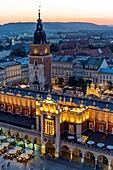 Polen,Woiwodschaft Kleinpolen,Krakau,Bezirk Stare Miasto,Weltkulturerbe,Altstadt,Marktplatz,Tuchhalle und Belfried in der Abenddämmerung