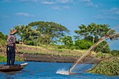 Kolumbien,Bolivar,Santa Cruz de Mompox,von der UNESCO zum Weltkulturerbe erklärt,Netzfischerei auf dem Magdalena-Rio