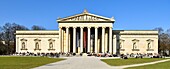 Germany, Bavaria, Munich, Königsplatz, Glyptothek, museum founded in 1830 by the King Louis 1st of Bavaria to welcome its collections of Greek and Roman sculptures, student working leaning against the neoclassical facade