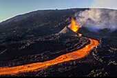 Frankreich,Insel Reunion,Vulkan Piton de la Fournaise,Lava-Probenahme auf dem Vulkan Piton de la Fournaise