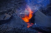 Frankreich,Insel La Réunion,Vulkan Piton de la Fournaise,Lava-Probenahme auf dem Vulkan Piton de la Fournaise