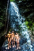 Ecuador,Tena,Eintauchen in das Leben der Waoranis am Rio Nushino,Bad in einem Wasserfall im Herzen des Urwalds