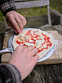 Sauerteigpizza frisch aus dem Ofen,auf einer Seite leicht angebrannt und mit Parmesan serviert