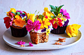 Japanisch inspirierte Karotten-Cupcakes mit Apfelminze und essbaren Blumen.