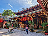 Außenansicht des Thian-Hock-Keng-Tempels in Singapur,traditionelle Architektur,Weihrauchgefäß und Dachlinie.