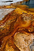 USA,Wyoming. Abfluss einer heißen Quelle,Emerald Pool,Yellowstone National Park