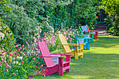 USA,Oregon,Salem. Schreiner's Iris Gardens bunte Stühle im Garten