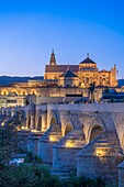 Römische Brücke,Fluss Guadalquivir,Córdoba,UNESCO-Weltkulturerbe,Andalusien,Spanien,Europa