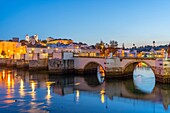 Blick auf den Gilao-Fluss und die römische Brücke,Tavira,Algarve,Portugal,Europa