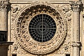 Romanisch inspirierte Fensterrose,Detail der Barockfassade,Kirche Santa Croce,Lecce,Salento,Apulien,Italien,Europa