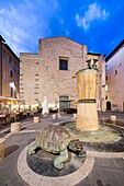 Brunnen zur Erinnerung an den gefallenen Ivan Theimer,Piazza don Minzoni,Foligno,Perugia,Umbrien,Italien,Europa