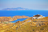 Blick auf das Dorf Chora und die Bucht von Livadi in der Ferne,Chora,Insel Serifos,Kykladen,Griechische Inseln,Griechenland,Europa