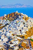 Blick auf das Dorf Chora und die Insel Sifnos in der Ferne,Chora,Insel Serifos,Kykladen,Griechische Inseln,Griechenland,Europa