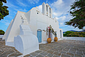 Blick auf die Kirche Agios Konstantinos,Dorf Artemonas,Apollonia,Insel Sifnos,Kykladen,Griechische Inseln,Griechenland,Europa