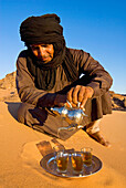 Tuareg serving tea, Erg Murzuq, Sahara Desert, Fezzan, Libya, North Africa, Africa