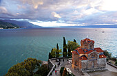 Kirche des Heiligen Johannes des Theologen,eine mazedonisch-orthodoxe Kirche auf der Klippe über dem Kaneo-Strand,UNESCO-Weltkulturerbe,mit Blick auf den Ohridsee,Mazedonien,Europa