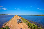 Radfahren in den Salinen von Forte do Rato,Tavira,Algarve,Portugal,Europa