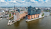 Luftaufnahme der Elbphilamonie,der Hamburger Oper mit Blick auf die Stadt Hamburg,Deutschland,Europa