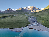 Kol-Ukok Bergsee umgeben von grünen Bergen unter blauem Himmel,Kirgisistan,Zentralasien,Asien