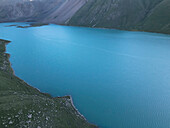 Kol-Ukok Bergsee,umgeben von grünen Bergen unter blauem Himmel,Kirgisistan,Zentralasien,Asien