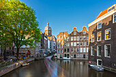 Bootsfahrt auf dem Oudezijds Voorburgwal-Kanal und die Kuppel der St. Nikolaus-Basilika im Hintergrund,Amsterdam,Niederlande,Europa