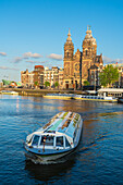 Touristenboot und St.-Nikolaus-Basilika,Amsterdam,Niederlande,Europa