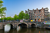 Brücke über den Prinsengracht-Kanal in der Abenddämmerung,Amsterdam,Niederlande,Europa