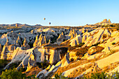 Felsformationen mit Fernblick auf die Burg Uchisar bei Sonnenaufgang,Goreme,Kappadokien,Anatolien,Türkei,Kleinasien,Asien