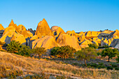 Luftaufnahme von Felsformationen bei Sonnenaufgang,Goreme,Goreme Historical National Park,UNESCO-Weltkulturerbe,Kappadokien,Region Zentralanatolien,Anatolien,Türkei,Kleinasien,Asien