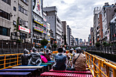 Dotonbori,Flussfahrt an einem lebhaften Regentag im Herzen von Osaka,Honshu,Japan,Asien