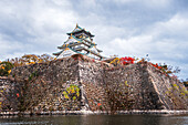 Steile Burggrabenwände und Wasser mit herbstlichen Farben im Herbst,Osaka,Hoshu,Japan,Asien