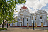 Regierungsgebäude aus dem Jahr 1819 am Rande des Parque Jose Marti im Stadtzentrum,Cienfuegos City,UNESCO-Weltkulturerbe,Kuba,Westindien,Karibik,Mittelamerika