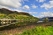 Loch Long mit der Straßenbrücke A87 und dem Eilean Donan Castle aus dem 13. Jahrhundert dahinter,Eilean Donan,Dornie,Kyle of Loch Alsh,West Highlands,Schottland,Vereinigtes Königreich,Europa