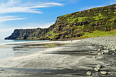 Talisker Bay an der Westküste,bekannt für ihre Schönheit und ihre weißen und schwarzen Sande,ein SSSI für ihr Basaltlava-Gestein,kalkhaltiges Geröll,felsige Hänge und den Lebensraum der Burnet Moth,Talisker Bay,Carbost,Skye,Innere Hebriden,Schottland,Vereinigtes Königreich,Europa