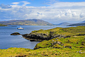 Blick nach Süden über die Balmeanach Bay von der Halbinsel Braes zur Isle of Scalpay mit der Calmac-Fähre,die von der Insel Raasay nach Sconser auf Skye fährt,The Braes,Portree,Skye,Innere Hebriden,Schottland,Vereinigtes Königreich,Europa