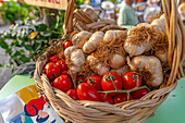 Blick auf Knoblauch und Tomaten im Restaurant auf der Piazza Giacomo Matteotti,Forio,Insel Ischia,Kampanien,Italien,Europa