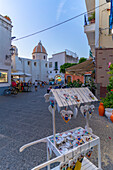 Blick auf die Kirche Chiesa di San Gaetano auf der Piazza Medaglia d'Oro,Forio,Insel Ischia,Kampanien,Italien,Europa