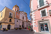 Blick auf die Basilika S. Maria Di Loreto und den blauen Himmel,Forio,Insel Ischia,Kampanien,Italien,Europa