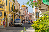 Blick auf Geschäft,Cafe und Basilika S. Maria Di Loreto,Forio,Insel Ischia,Kampanien,Italien,Europa