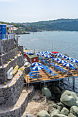 Blick auf Cafés und Restaurant und Küstenlinie in Forio,Forio,Insel Ischia,Kampanien,Italien,Europa