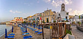 Blick auf Strand und Kirche in der Stadt Lacco Ameno bei Sonnenuntergang,Insel Ischia,Kampanien,Italien,Europa