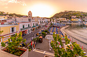 Blick von oben auf den Strand und die Stadt Lacco Ameno bei Sonnenuntergang,Insel Ischia,Kampanien,Italien,Europa