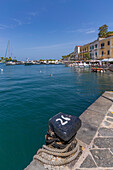 Blick auf Boote und Restaurants in Porto d'Ischia (Hafen von Ischia),Insel Ischia,Kampanien,Italien,Europa