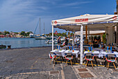 Blick auf Boote und Restaurants in Porto d'Ischia (Hafen von Ischia),Insel Ischia,Kampanien,Italien,Europa