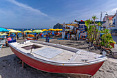 Blick auf den Strand Miramare e Castello und die Burg Aragonese im Hintergrund,Hafen von Ischia,Insel Ischia,Kampanien,Italien,Europa